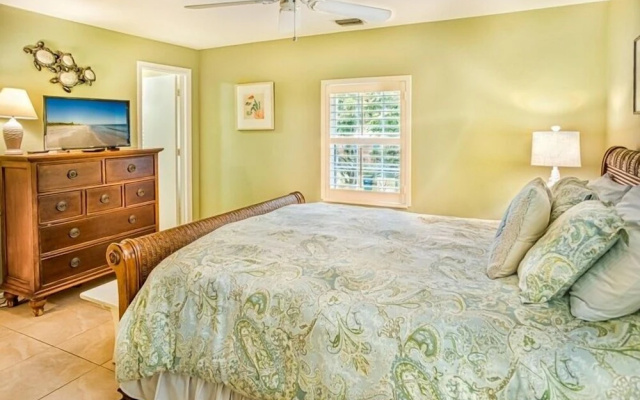 Bird Of Paradise 4 Bedroom Home by RedAwning