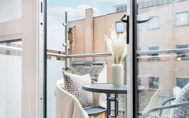 Modern 1BR with Balcony by Soho