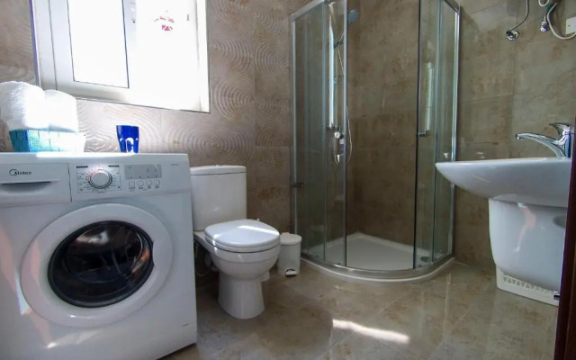 F12-2 Room 2 single beds privated bathroom in shared Flat