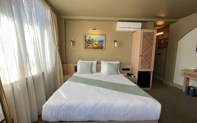 By Kinyas Hotel