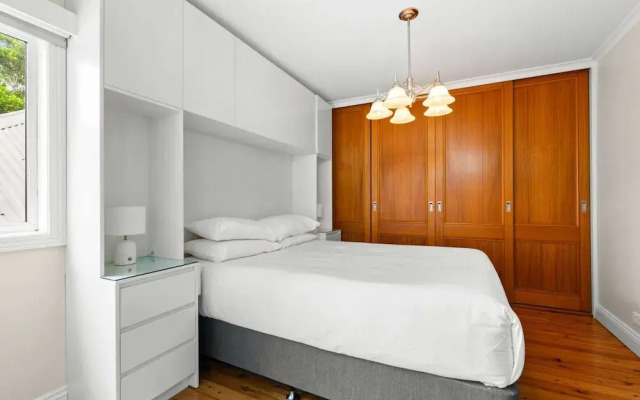Elegant 1-bed With Study by Balmain Wharf