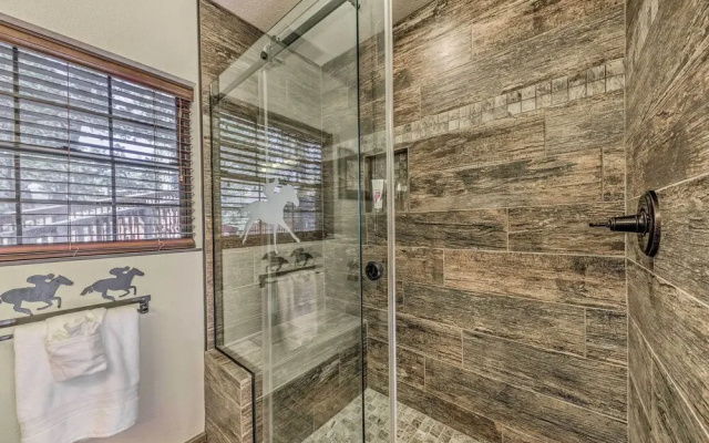Cozy & Modern Ruidoso Cabin w/ Stellar Views!