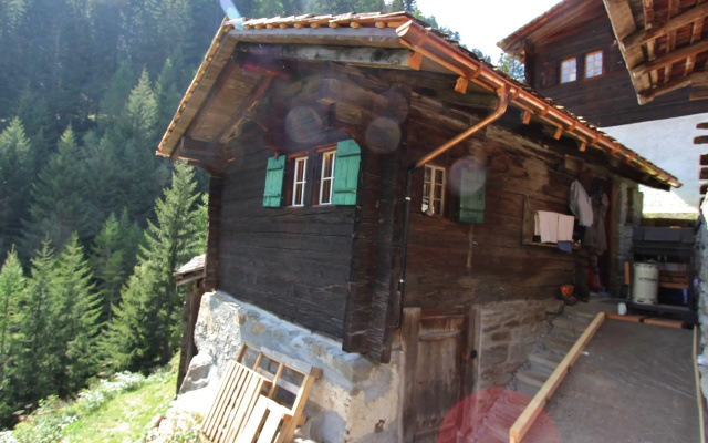 Mountain View Holiday Home in Binntal near Lengtal Deck