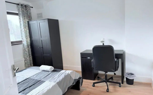 Fountain House-sleeps 5-central Dagenham-parking