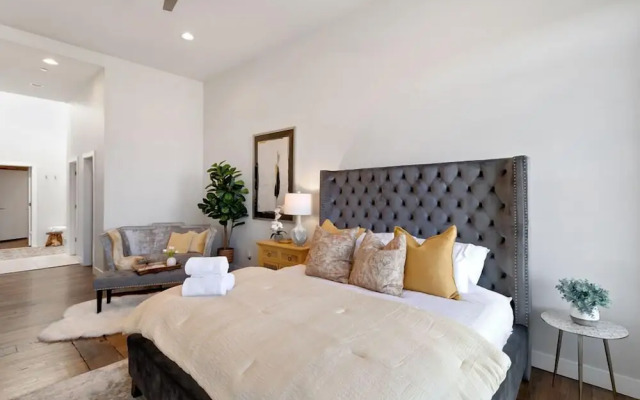 THE PENTHOUSE loft in the heart of Old Town!