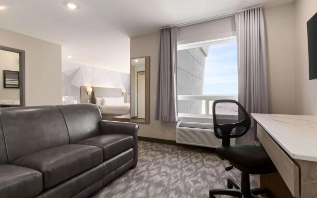 Days Inn by Wyndham Calgary North Balzac
