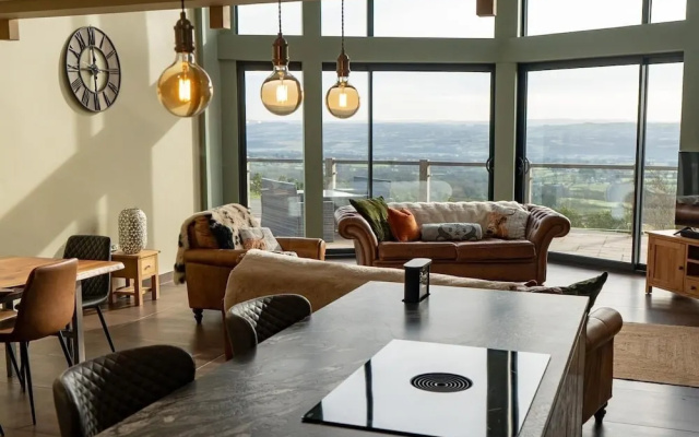 Pendle View Sleeps 8 With Hot Tub