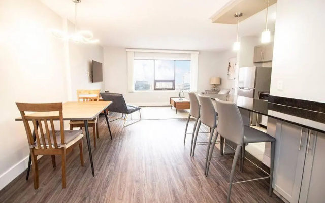 Modern 1BR condo with great view Free parking