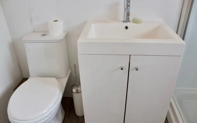 2 Bedroom Flat In Leafy Morningside
