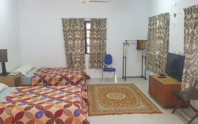 MRI Homestay Sg Buloh - Village Bungalow with Swimming Pool