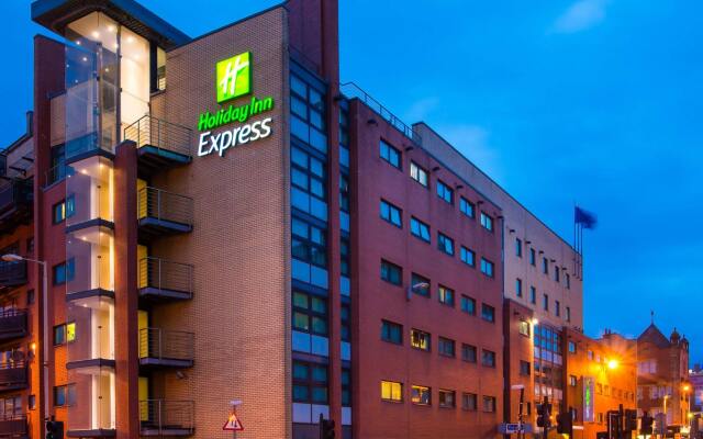 Отель Holiday Inn Express Glasgow City Centre Riverside вид на фасад