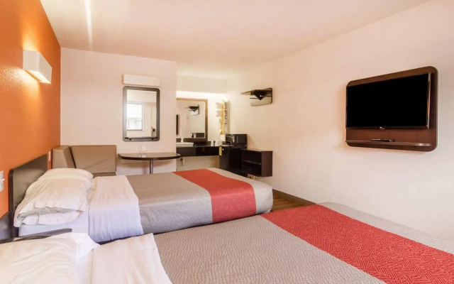 Motel 6 Akron