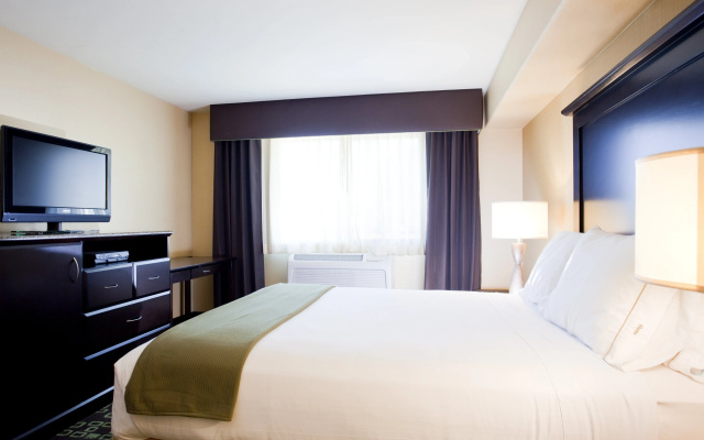 Holiday Inn Express & Suites Woodland Hills by IHG