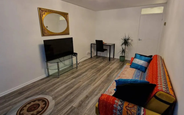 1 Bed Flat Sleeps 2 With Free Parking & Patio