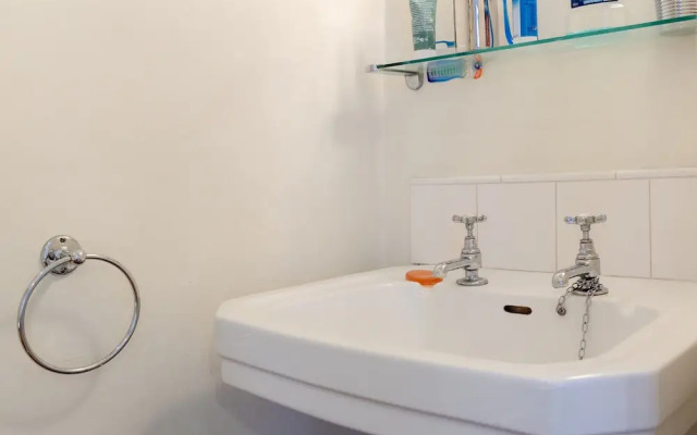 Charming 2 Bedroom Apartment Near Battersea