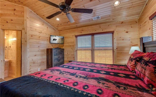 Majestic Manor - Three Bedroom Cabin