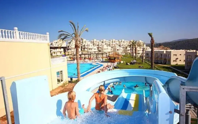 2 Bedroom Apartment Lake View 10 by Likya Global