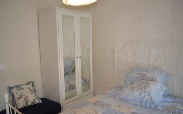 2 Bed-sleeps4-garden-parking-pets-aircon