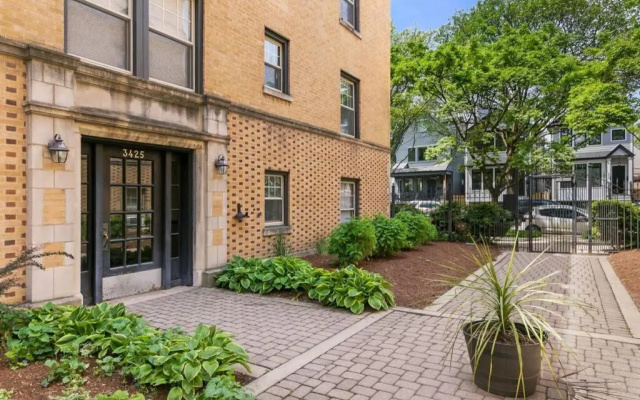 1BR Chicago-style Apartment Close to Everything!