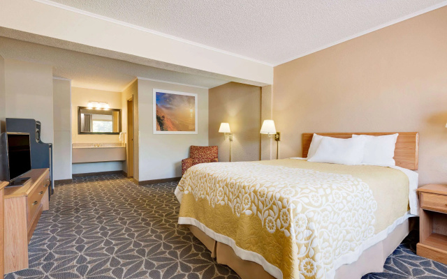 Days Inn by Wyndham Fairmont