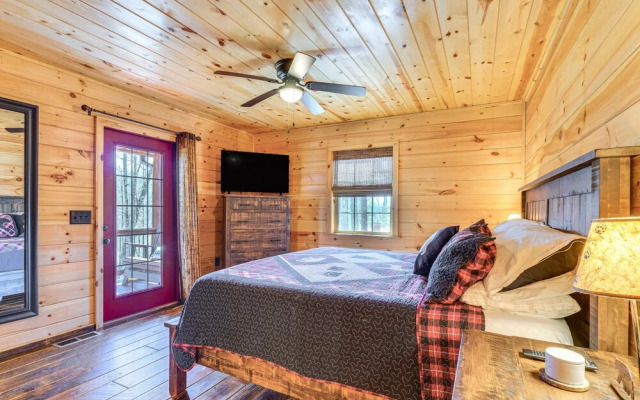 Hot Tub + Fire Pit: Dog-friendly Cabin in Murphy!