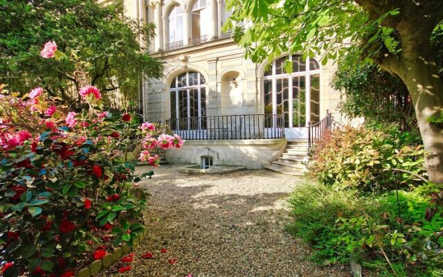 Апартаменты Luxury apartment - garden access Monceau вид на фасад