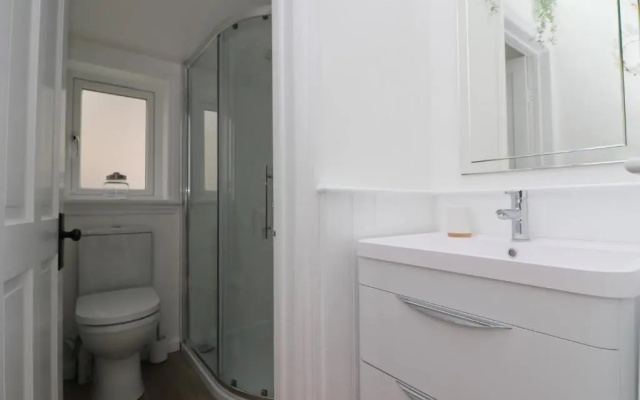 Spacious & modern beach house, 100m to beach