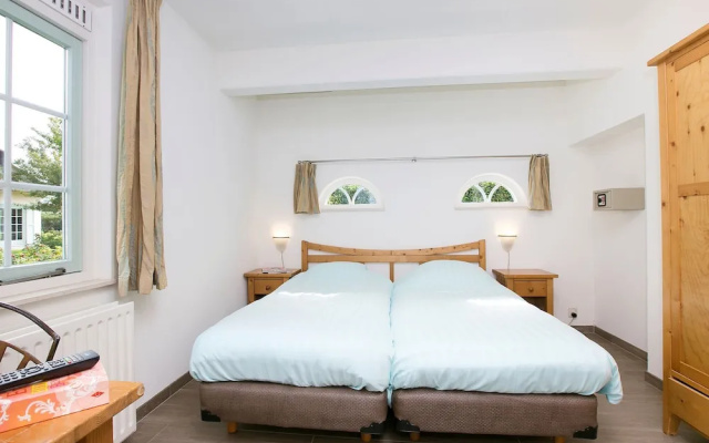 Thatched villa with dishwasher, sea at 1 km. in Domburg