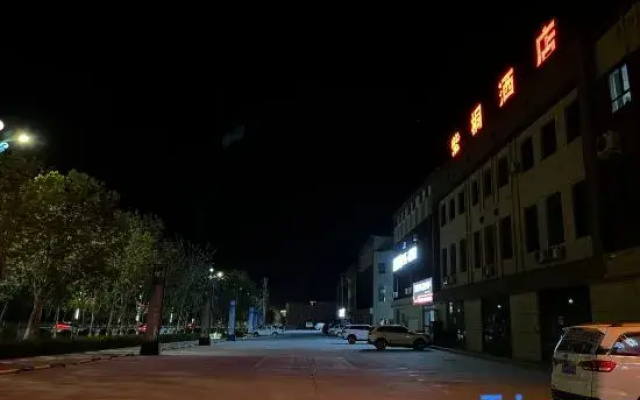 Luntai Zitong Hotel (Luntai Passenger Station Xinxin Road Pedestrian Street)