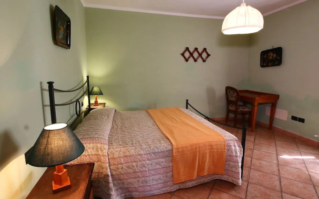 Rustic Apartment in Caprese Michelangelo near Lake