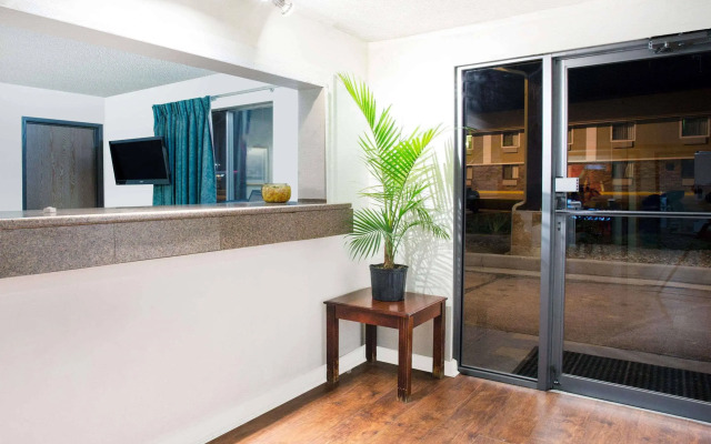 Super 8 By Wyndham Limon