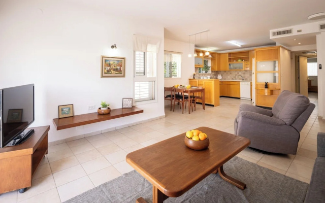 Homey Kiryat Haim Apt by Sea N Rent