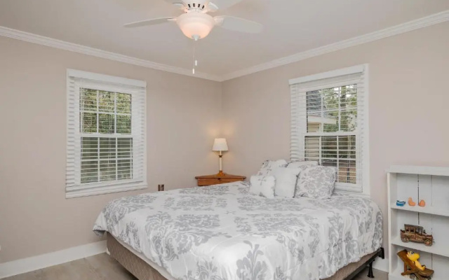 Bill's Place by Oak Island Accommodations