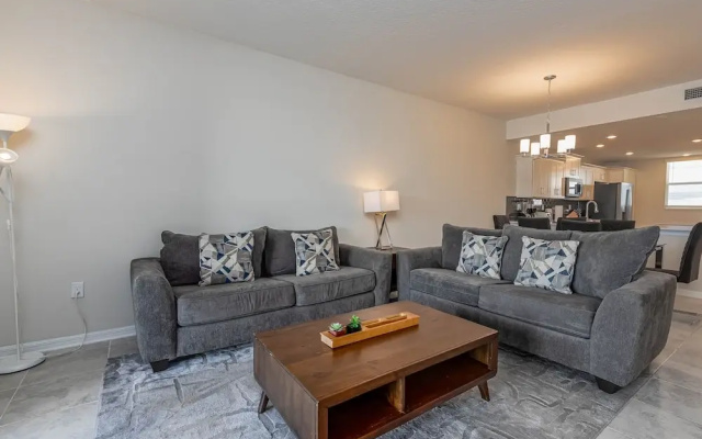 Comfortable 2BR Condo w/ Lake Views