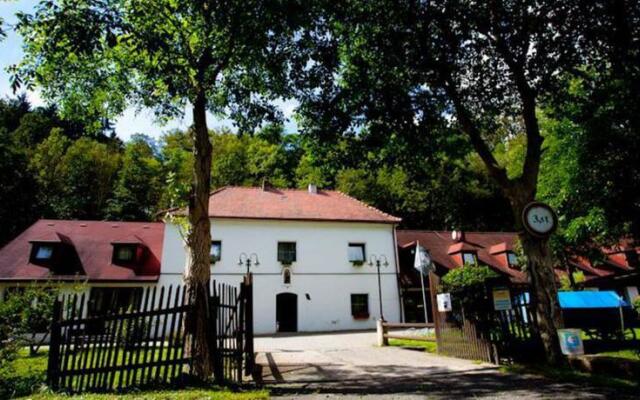 Отель Motel Svatý Kryštof Кропачова-Врутице вид на фасад