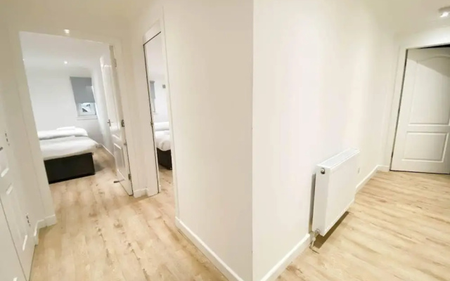 Large Modern 3 Bedroom Apartment - Free Parking
