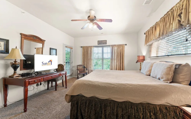 Ozark Comfort 3 Bedroom Condo by RedAwning