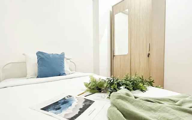Warm And Comfy 2Br At Bassura City Apartment