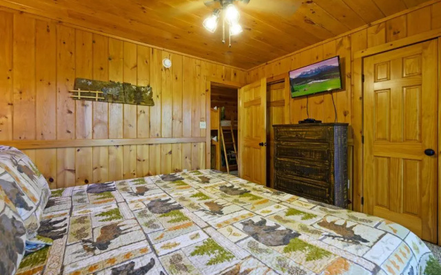 A Wolf's Den Gatlinburg