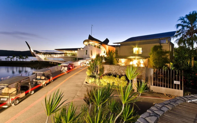Yacht Club Villa 33-Serenity-Ocean Views with Golf Buggy