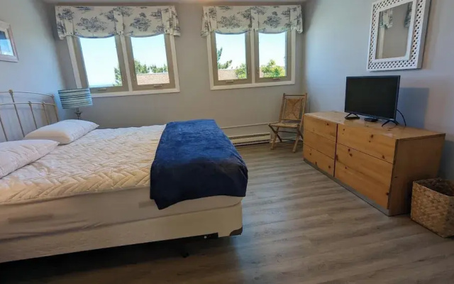 Mariners Court 221