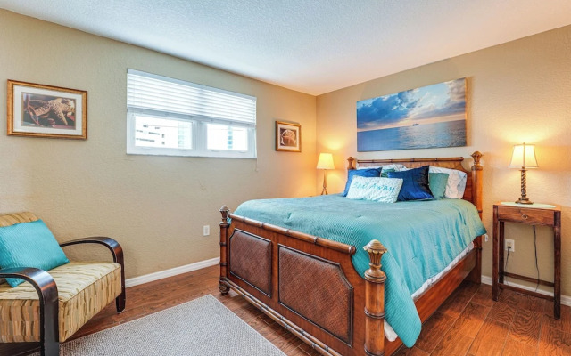 2 Blocks to Clearwater Beach: Walkable Coastal Gem