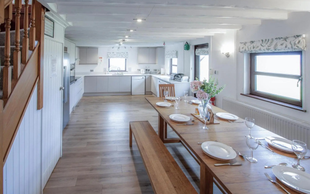 Stormy Castle - 6 Bedroom Sleeps 14 - Llangennith
