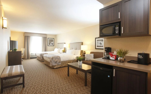 Pomeroy Inn & Suites at Olds