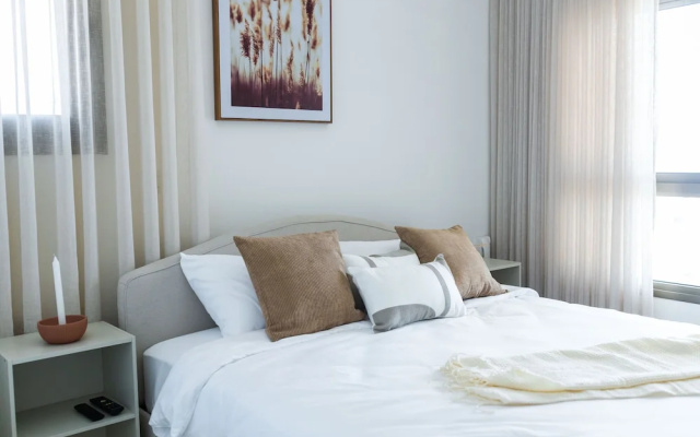 SeaFront Luxurious 3 BR Apartment