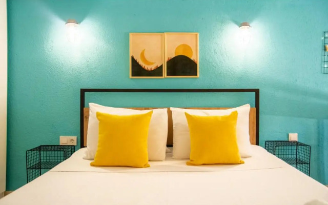 Central and Colorful Studio Flat in Alsancak