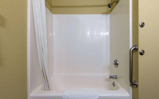 Super 8 by Wyndham Nixa/Springfield Area
