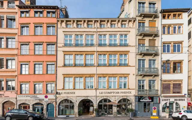 Le Phenix Hotel