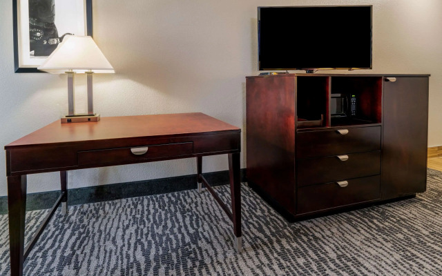 La Quinta Inn & Suites by Wyndham DFW Airport West - Bedford