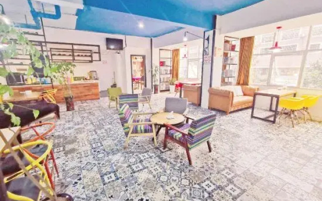 Huaying Qianli Express Hotel
